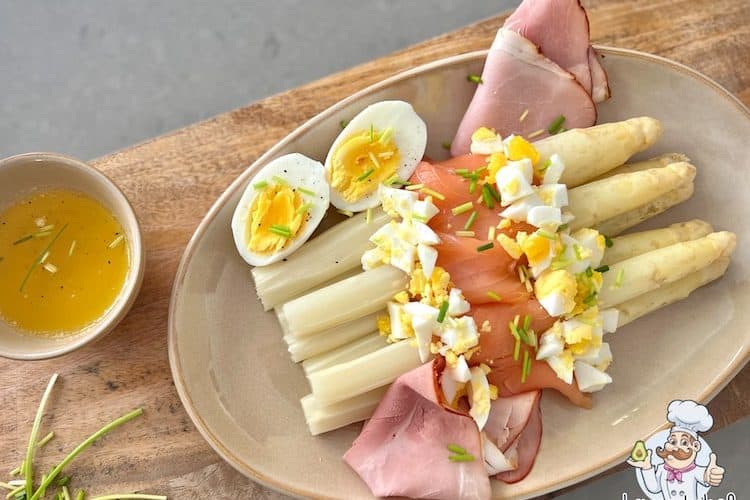 Asperges met ham, ei en gerookte zalm