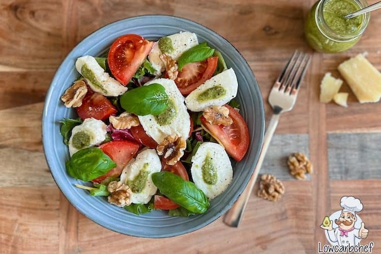 Salade met buffelmozzarella, tomaat en pesto