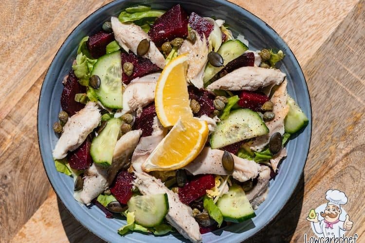 Salade met makreel, rode biet en kappertjes
