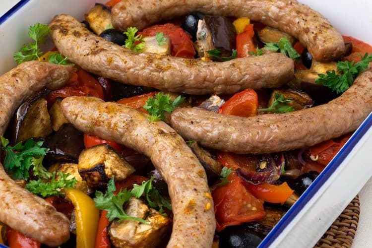 Ovenschotel met chipolata worstjes en groente