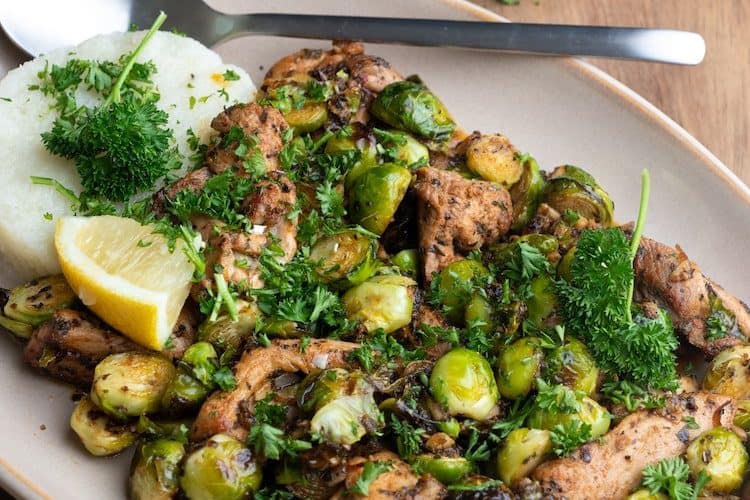 Geroosterde spruitjes met kip en knoflookboter
