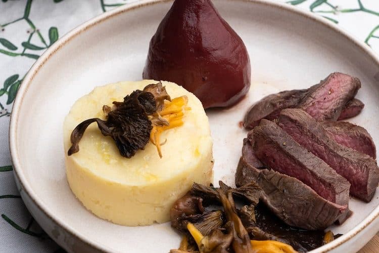 Hertenbiefstuk met pastinaakpuree