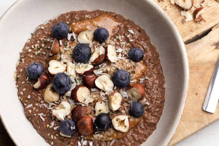 Warme chiapudding met cacao en hazelnoten