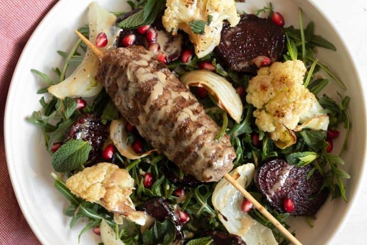 Salade met gegrilde groente en gehaktspiesjes