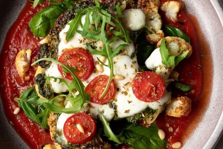 Koolhydraatarme bloemkoolsteak pizza