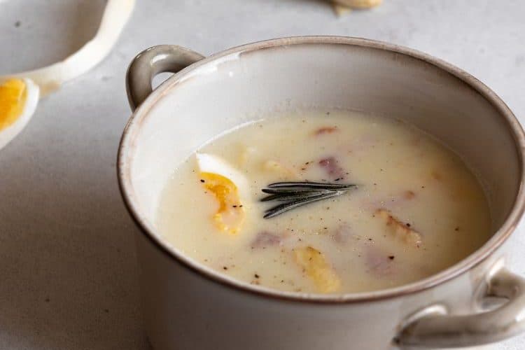Witte aspergesoep met ei en spekjes