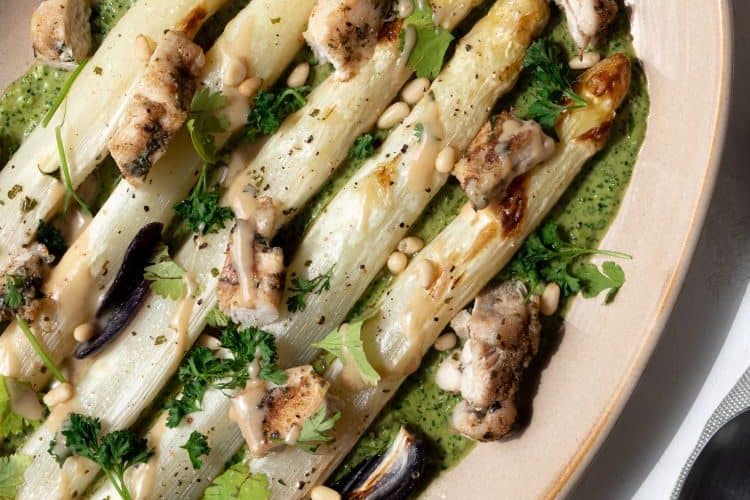 Witte asperges met kip en kruiden tahinsaus