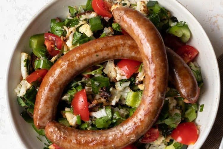 Koolhydraatarme tabouleh met gegrilde worstjes