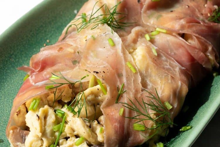 Roerei in een rol van prosciutto