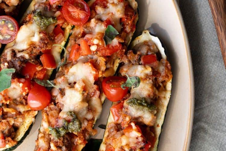 Gevulde courgette met worstjes