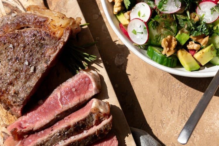 Ribeye steak met een frisse salade