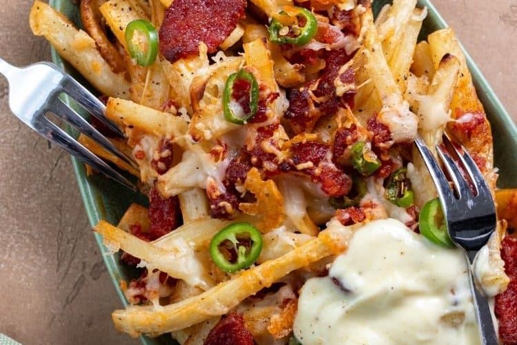 Loaded groentefriet met chorizo, manchego en aioli