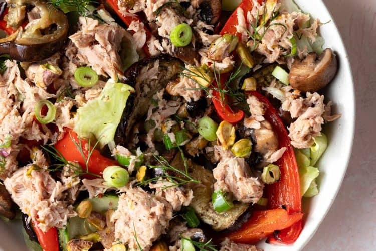 Salade met gegrilde groenten en tonijn
