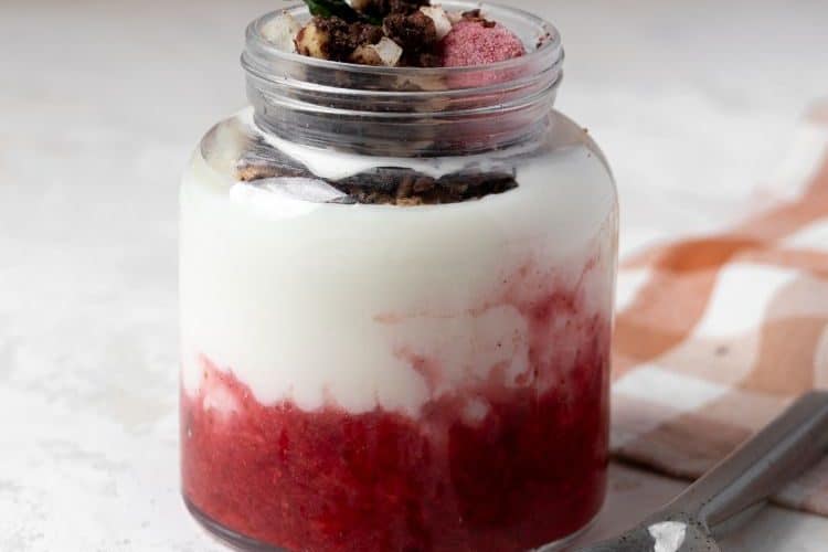 Cottage cheese ontbijt met fruit en granola