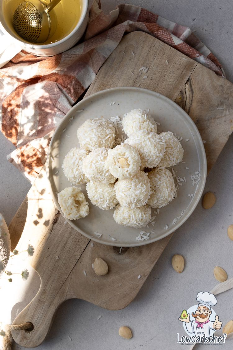 Koolhydraatarme raffaello balletjes.