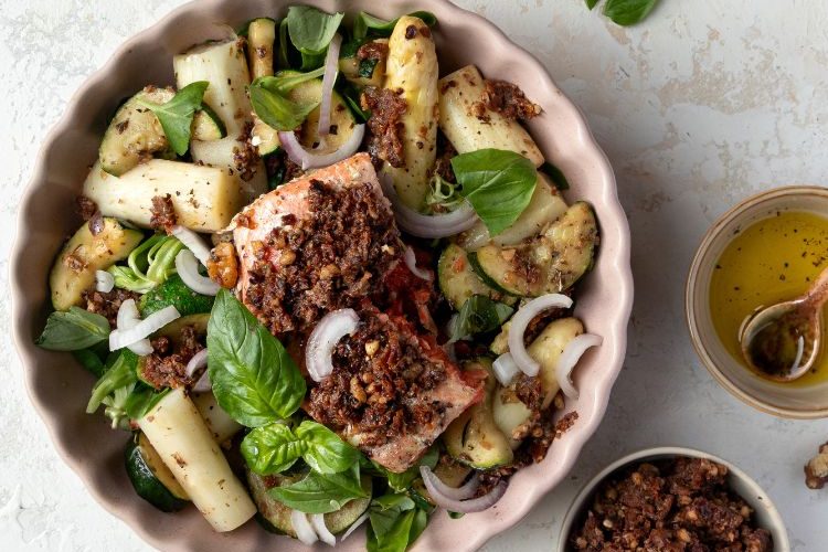 Maaltijdsalade met witte asperges en zalm