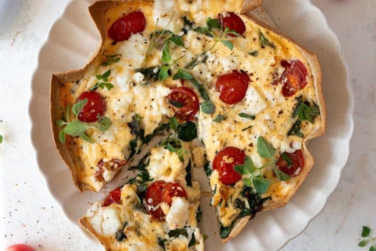 Koolhydraatarme quiche met tomaat en feta