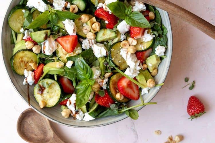 Spinaziesalade met aardbeien en geitenkaas