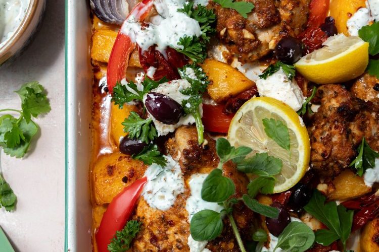 Griekse traybake met kip en feta