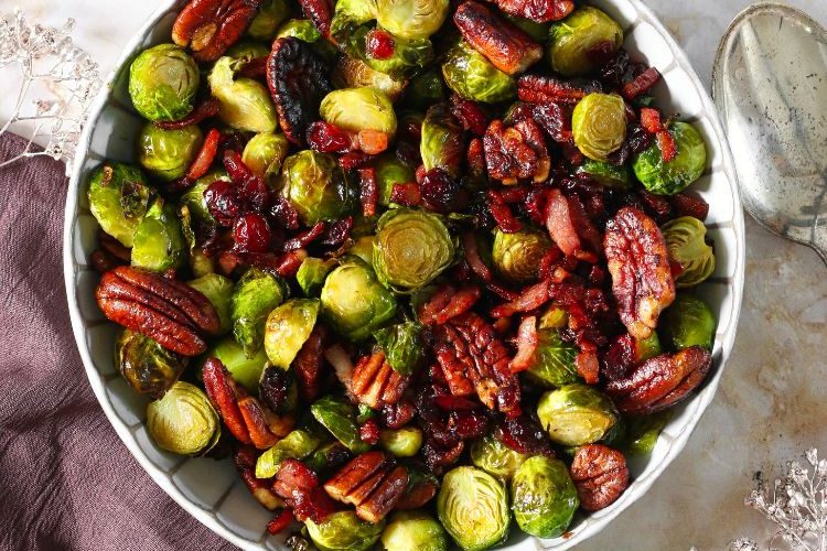 Spruitjes met pecannoten, spekjes en cranberries