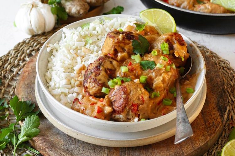 Thaise kipgehaktballetjes met bloemkoolrijst