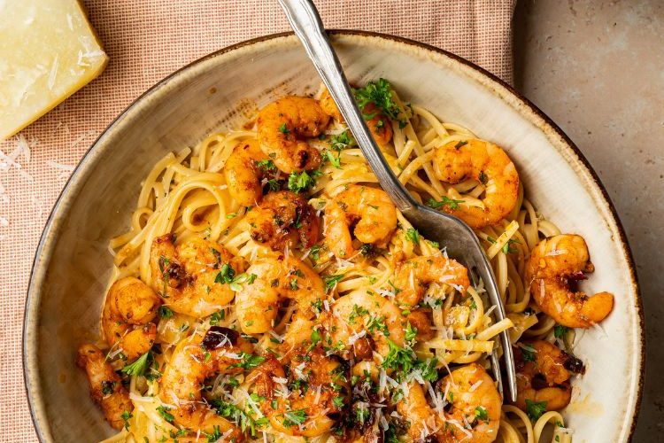 Knoflook chili pasta met garnalen