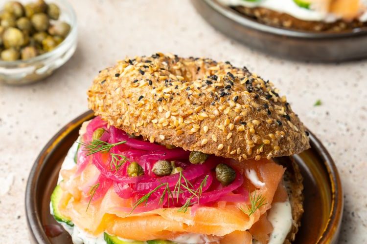 Koolhydraatarme bagels met zalm