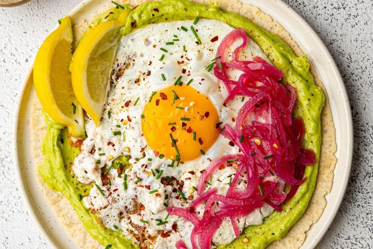 Crispy feta eieren met avocado