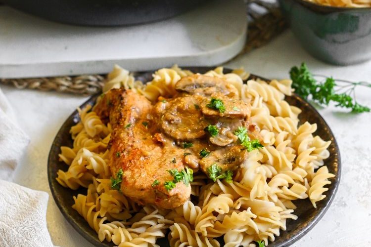 Kip met champignons in roomsaus