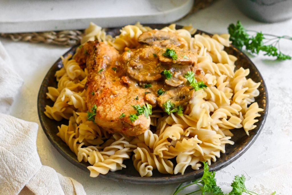 Kip met champignons in roomsaus - Lowcarbchef.nl