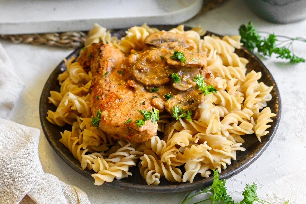 Kip met champignons in roomsaus - Lowcarbchef.nl