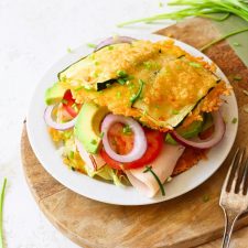 Courgettebroodje belegd met kip, tomaat, rode ui en sla.