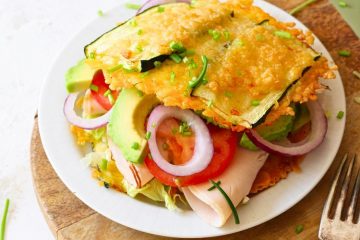 Courgettebroodje belegd met kip, tomaat, rode ui en sla.