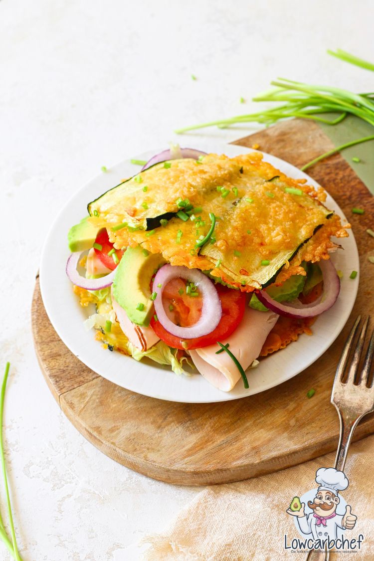Courgettebroodje belegd met kip, tomaat, rode ui en sla.