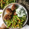 Sappige gehaktballetjes met boontjes en komkommersalade.