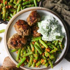 Sappige gehaktballetjes met boontjes en komkommersalade.