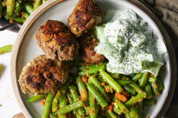 Sappige gehaktballetjes met boontjes en komkommersalade.