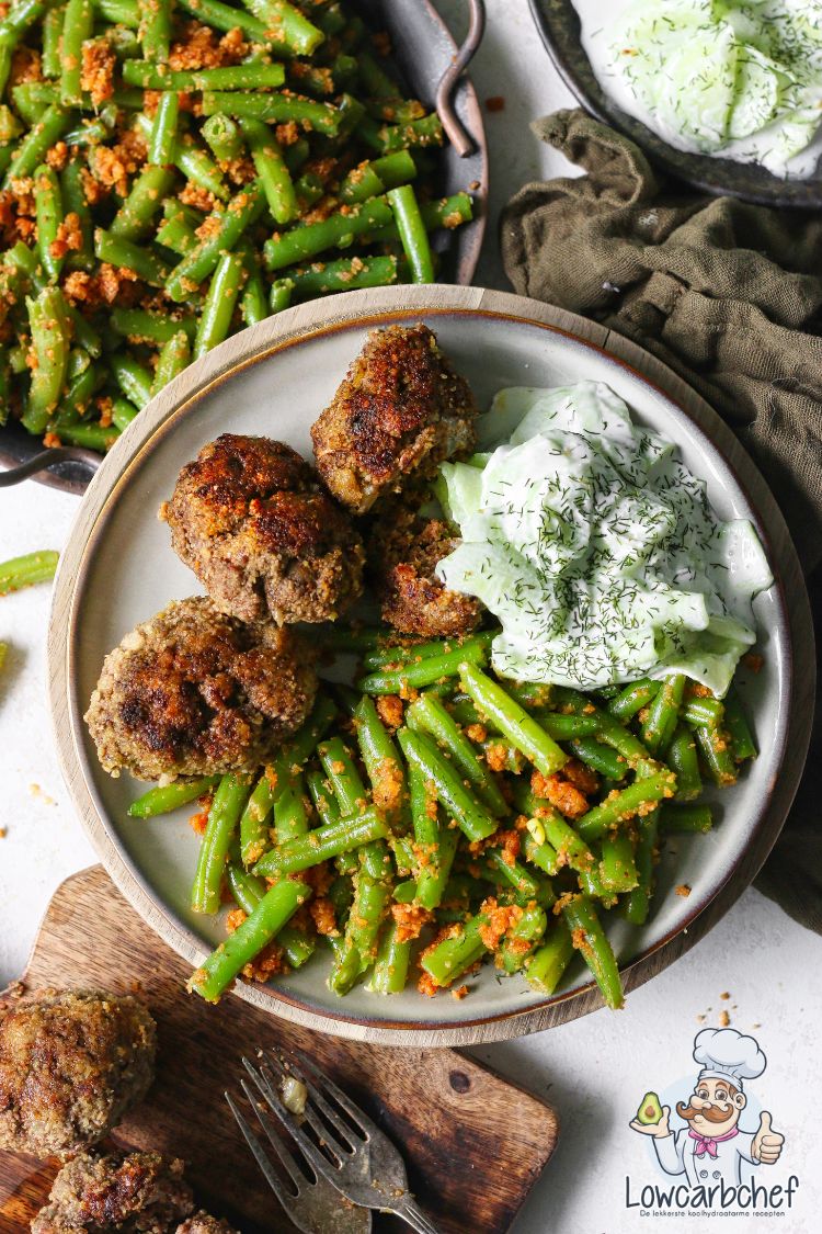 Sappige gehaktballetjes met boontjes en komkommersalade.