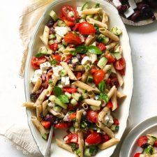 Griekse pastasalade met koolhydraatarme penne
