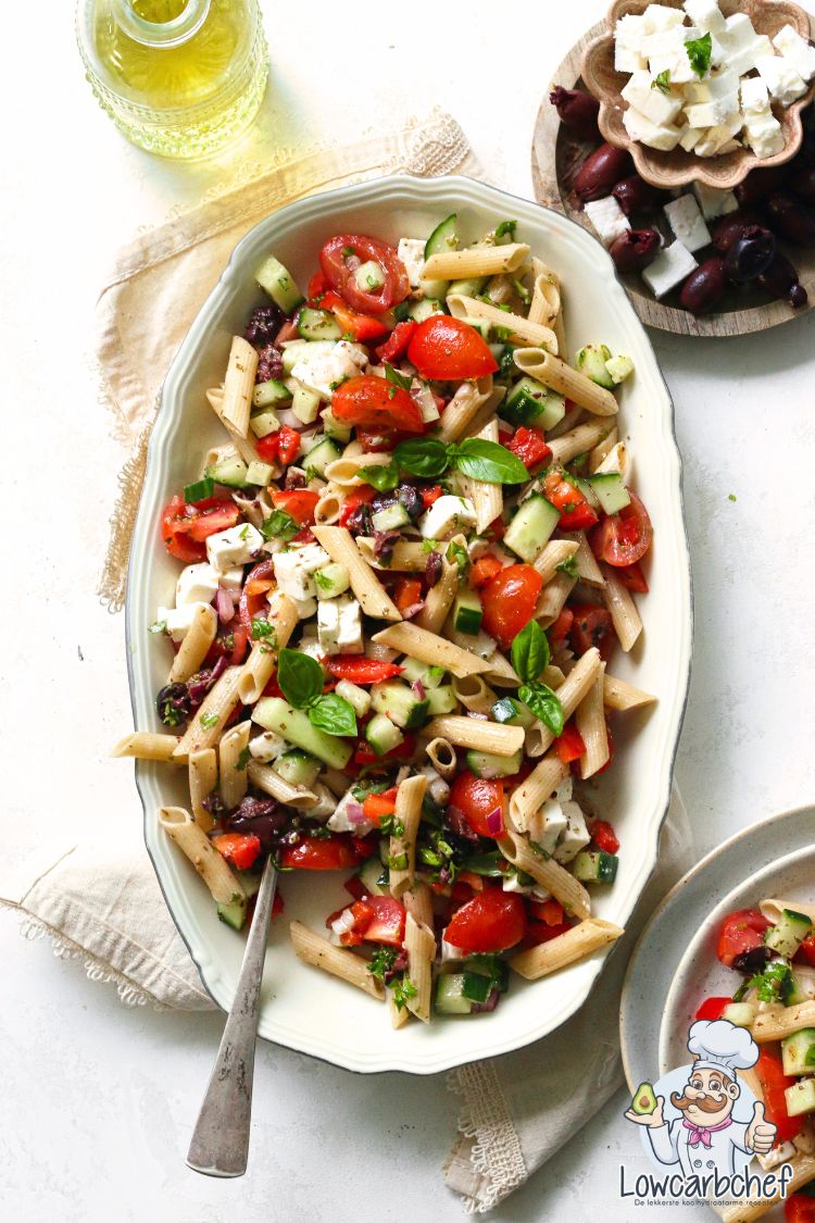 Griekse pastasalade met koolhydraatarme penne