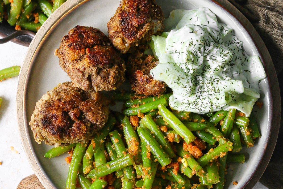 Gehaktballetjes met boontjes en komkommersalade