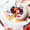 Wolkencake met fruit topping.