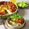Bordje met 3-kazenquiche met frisse salade.