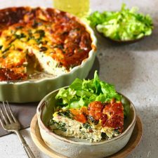 Bordje met 3-kazenquiche met frisse salade.