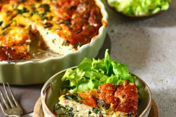 Bordje met 3-kazenquiche met frisse salade.