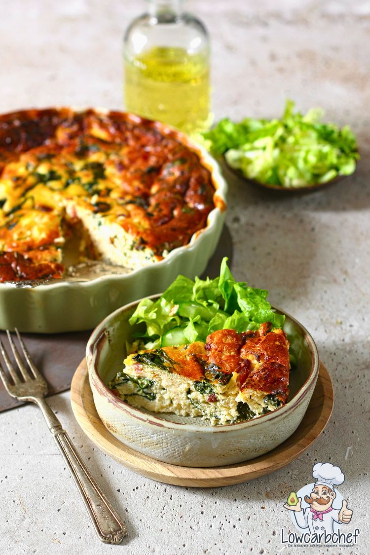 Bordje met 3-kazenquiche met frisse salade.
