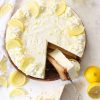 Citroen cheesecake met slagroomtopping.