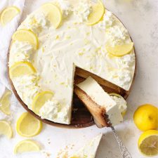 Citroen cheesecake met slagroomtopping.