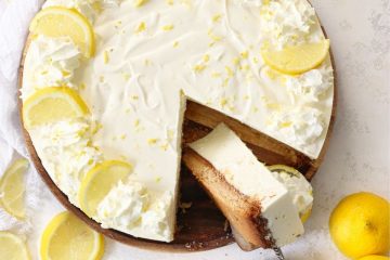 Citroen cheesecake met slagroomtopping.