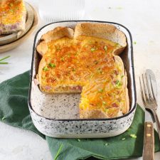 Ham-kaas quiche met tortillabodem.